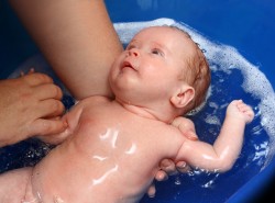 החזקה טובה של התינוק בזמן המקלחת