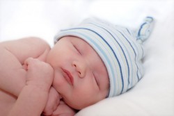 רחצת התינוק בבית חולים לאחר הלידה