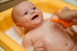 איך לנקות אמבטיה של תינוק